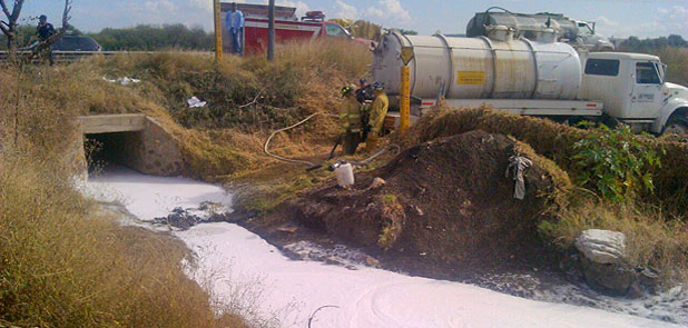 Cierran carretera por derrame de combustible