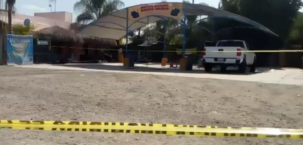 Atacan a hombre en auto lavado