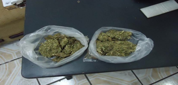 Policías detienen a hombre con droga
