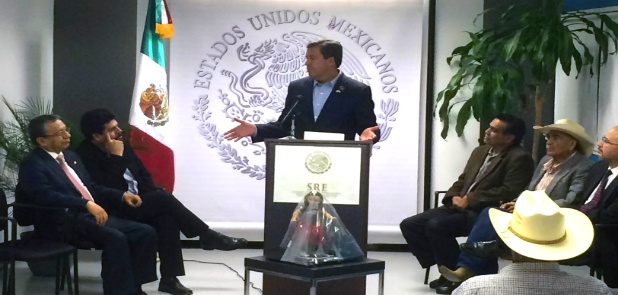Se reúne Gobernador con migrantes en California