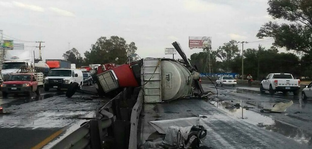 Vuelca tracto en carretera León - Silao