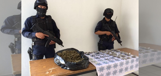 Detienen a mujer con cristal y marihuana