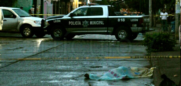 Matan a mujer y la dejan en la vía pública