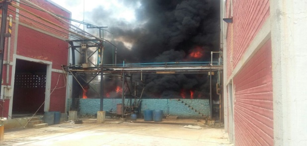 Arde contenedor de combustible en fábrica