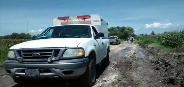 Abandonan cuerpo sin vida en camino