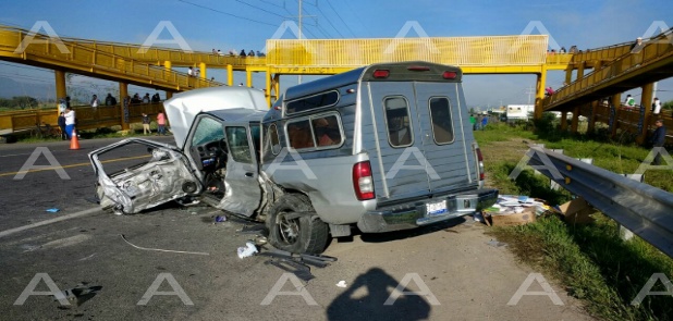 Choca autobús de pasajeros con camioneta