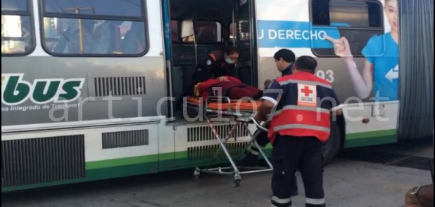 Choca ambulancia contra oruga en León