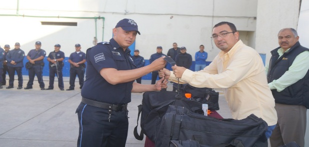 Entregan uniformes a Polícias