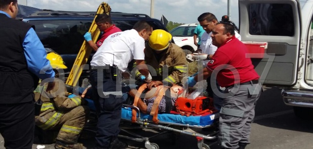 Padre e hijo graves, quedaron prensados en choque