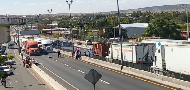 Bloquean carretera, piden salida del mando único