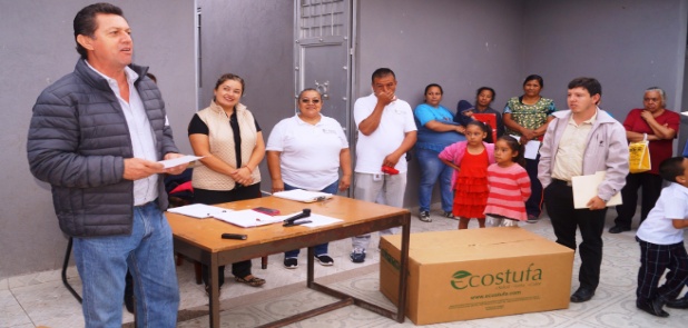 Entregan estufas ecológicas