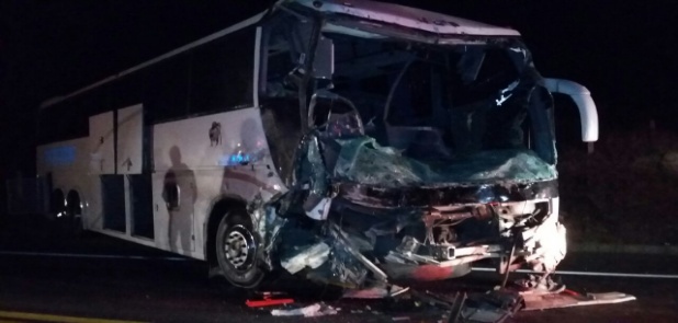 Encontronazo dejó 2 muertos y 35 heridos