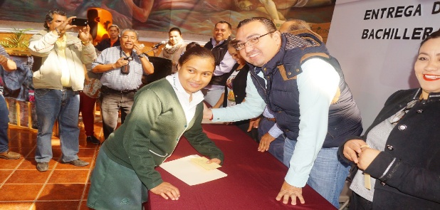 Entregan becas a estudiantes