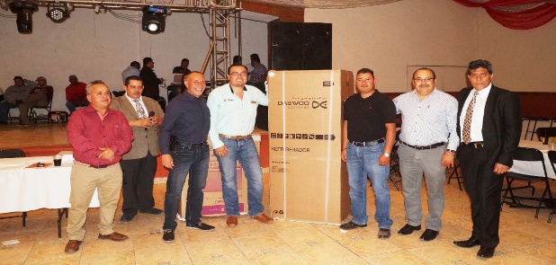 Festejan a policías