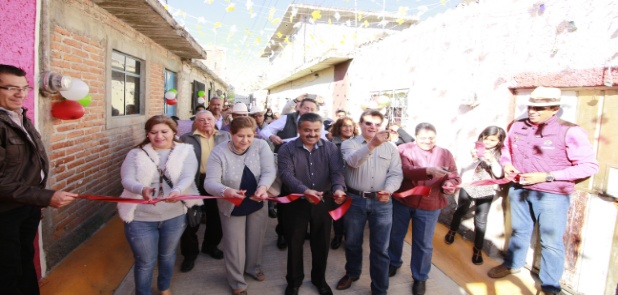 Entregan obras en comunidades