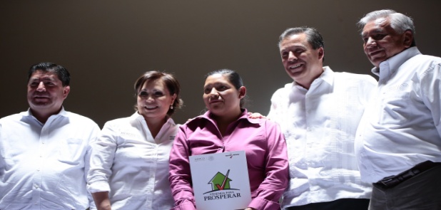 Papelito habla, reciben escrituras