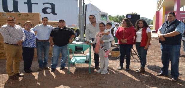 Benefician a familias con estufas ecológicas