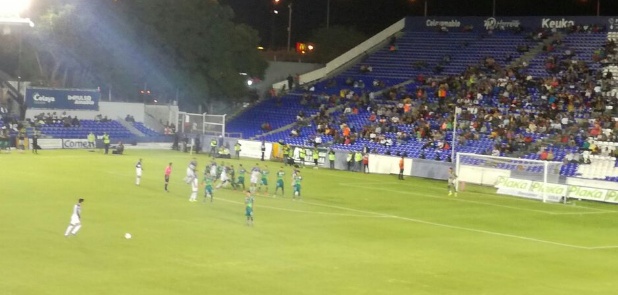 Empatan y dejan liderato
