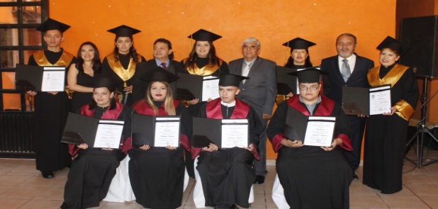 Se gradúan licenciados y bachilleres