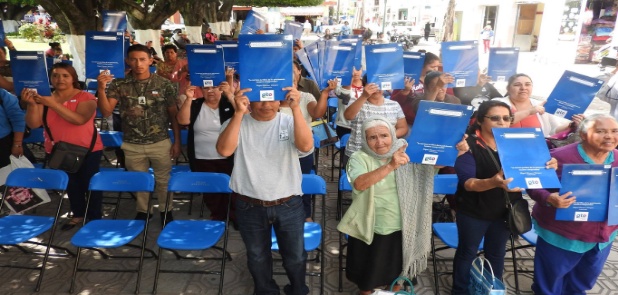 Reciben escrituras 43 familias