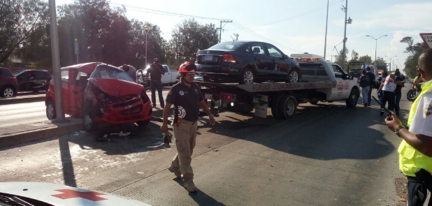 Tolva arrastra tres autos