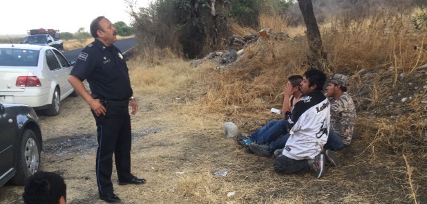 Abusan de mujeres y golpean a dos hombres