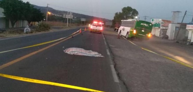 Lo arrolla y mata auto fantasma