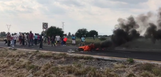 Bloquean autopista tras enfrentamiento en Morales