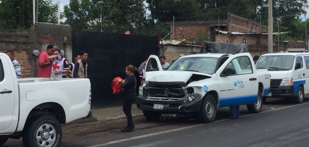 Chocan dos camionetas de Secretaría de Salud