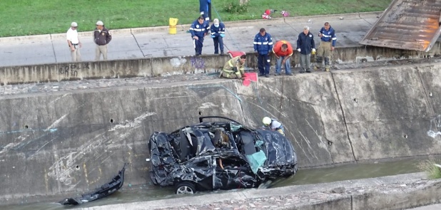 Murió pareja tras volcarse en río