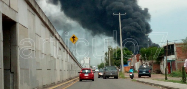 Arde recicladora en Villagrán