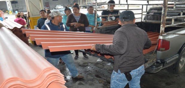 Apoyan a familias con láminas