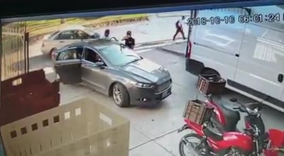 Con pistola en mano le quitan su auto a mujer