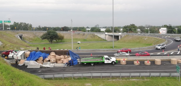 Vuelca tráiler con toneladas de rollos de papel