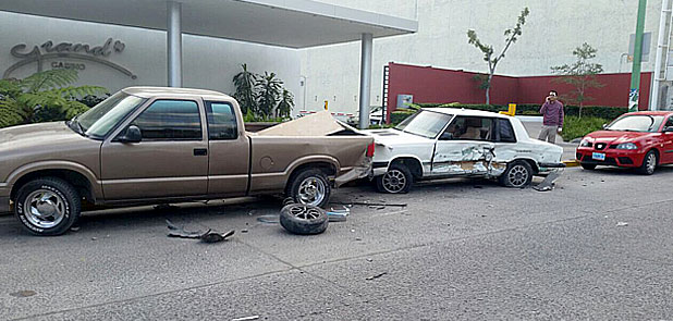 Tras choque se impacta en poste, murió uno