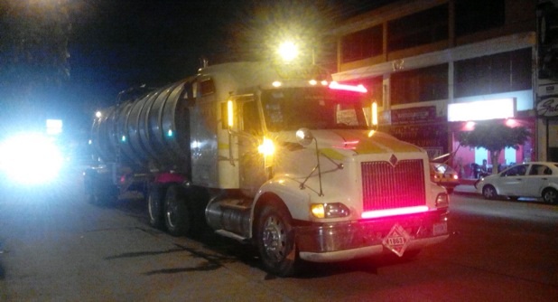 Aseguran pipa con 30 mil litros de gasolina
