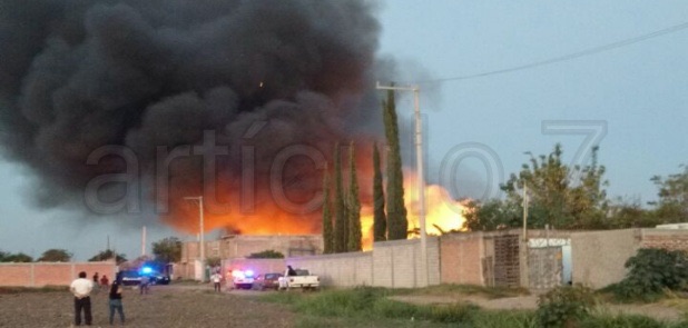 Incendio devora una maderería.