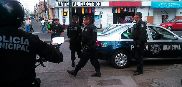 Vecinos protegen a ladrones y agreden a policías