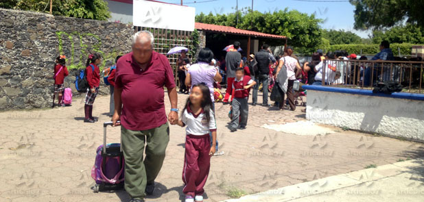 Padres deben vigilar qué llevan hijos en mochilas