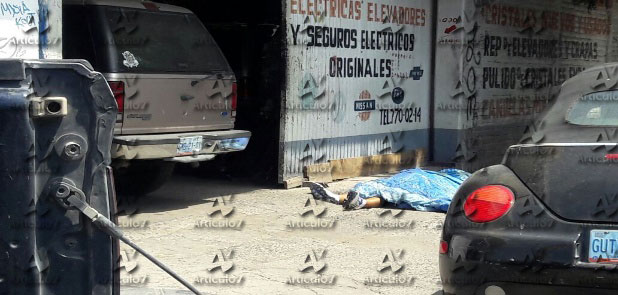 Muere a balazos fuera de hojalatería