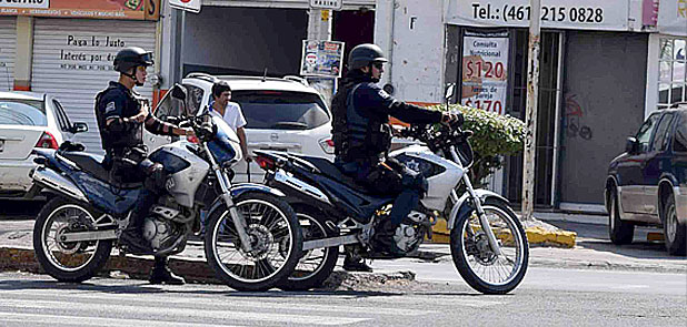 Levantan a policías, encuentran 3 de ellos muertos