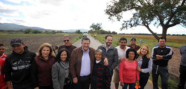 Rehabilitan camino a comunidad Tres Puentes
