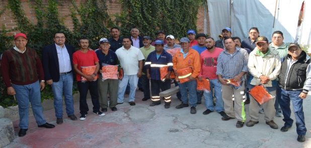 Uniforman a personal de limpia
