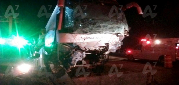 Volcadura de autobús deja 25 lesionados